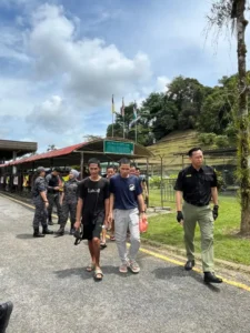 Petugas KJRI Kuching mendampingi deportasi 136 WNI bermasalah termasuk anak-anak melalui perbatasan ICQS Tebedu–PLBN Entikong