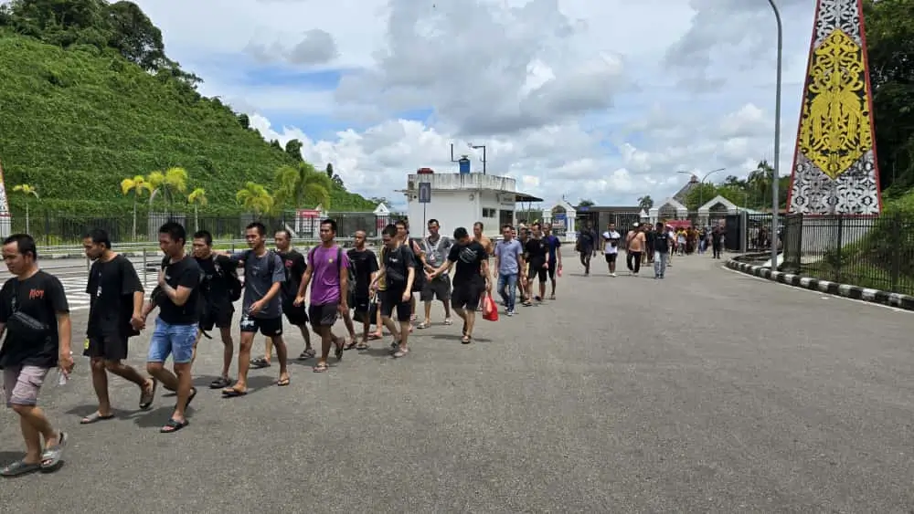 Petugas KJRI Kuching mendampingi deportasi 136 WNI bermasalah termasuk anak-anak melalui perbatasan ICQS Tebedu–PLBN Entikong