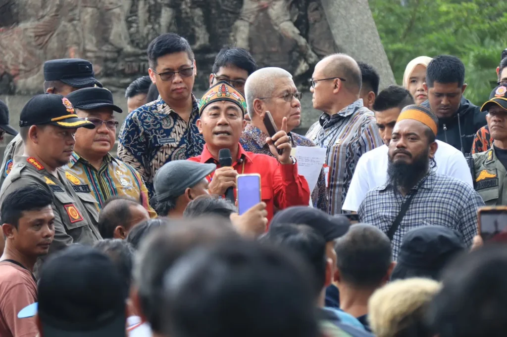 Wakil Gubernur Kalbar Krisantus Kurniawan menemui sopir ekspedisi saat aksi demo dan berjanji beri sanksi tegas kepada SPBU nakal