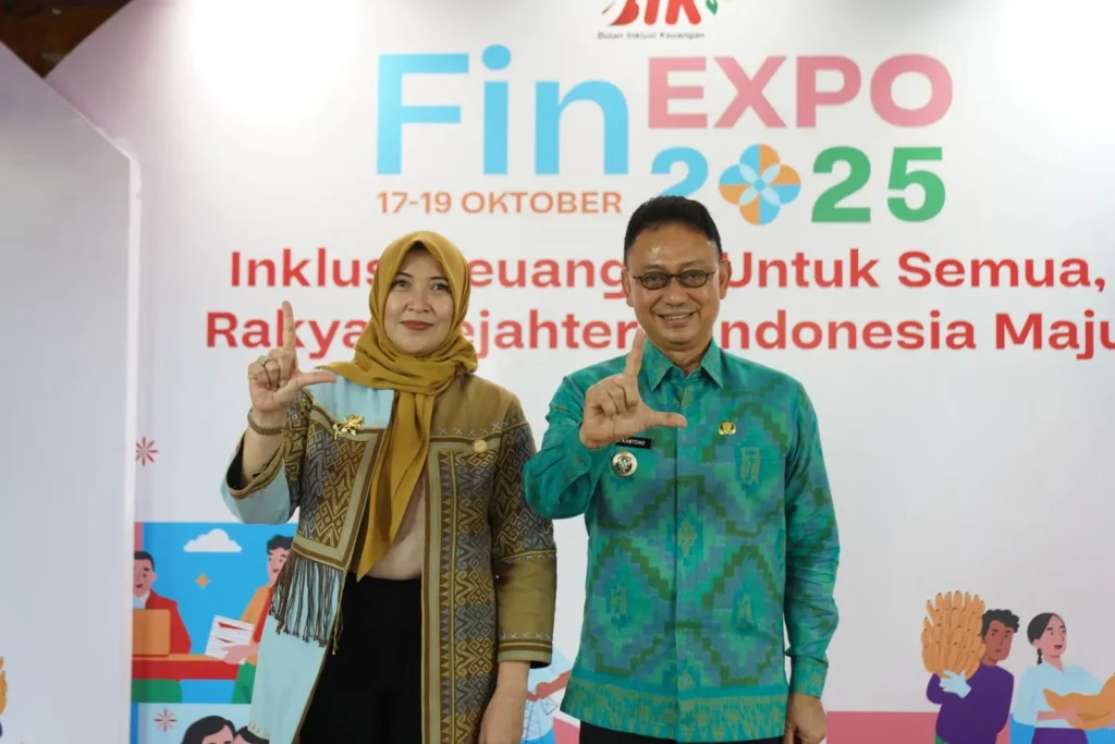 Wali Kota Pontianak Edi Rusdi Kamtono dan Kepala OJK Provinsi Kalbar Rochma Hidayati memberi Salam Literasi Keuangan.