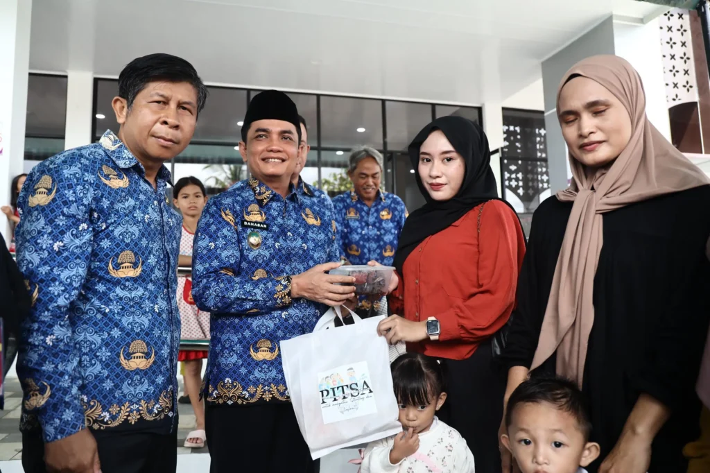 Wakil Wali Kota Pontianak Bahasan menyerahkan paket ikan segar secara simbolis bagi balita rentan stunting di Pontianak Utara.