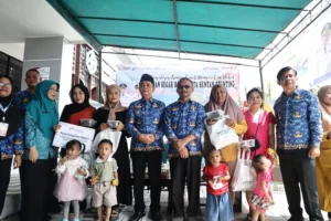 Foto bersama para penerima bantuan paket ikan segar.
