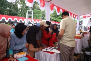 Warga antusias serbu Pasar Murah yang digelar Pemerintah Kota Pontianak beberapa waktu lalu.