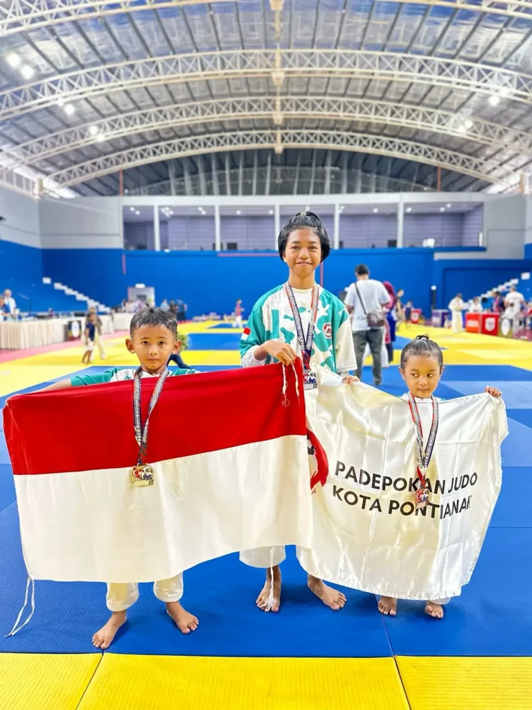 Tiga atlet cilik Pontianak menerima medali di Johor International Judo Championship 2025.