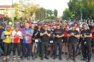 Wali Kota Pontianak Edi Rusdi Kamtono berfoto bersama peserta Happy Cycling dalam rangka memeriahkan Hari Jadi ke-254 Pontianak.