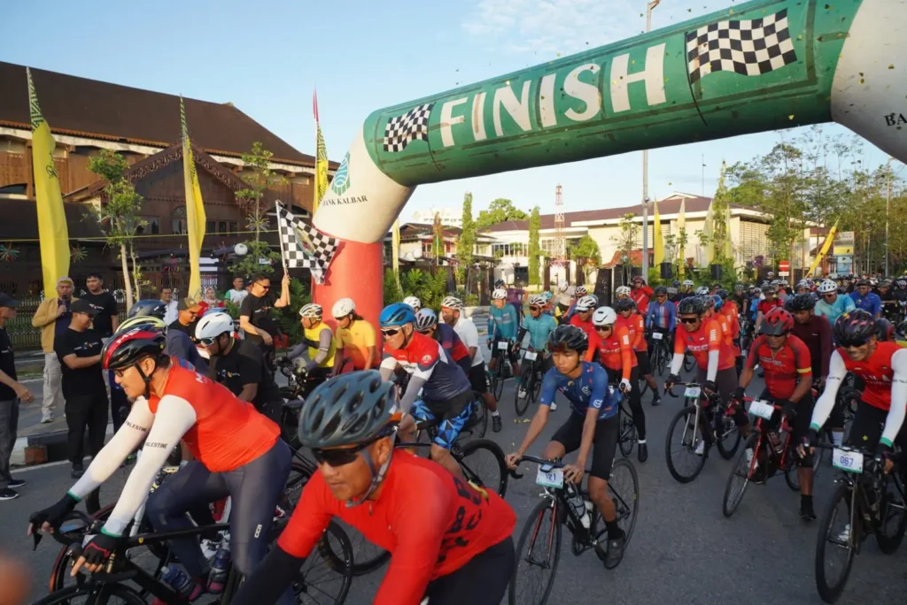 Wali Kota Pontianak Edi Rusdi Kamtono mengibaskan bendera start menandai dimulainya Happy Cycling dalam rangka Hari Jadi ke-254 Pontianak.