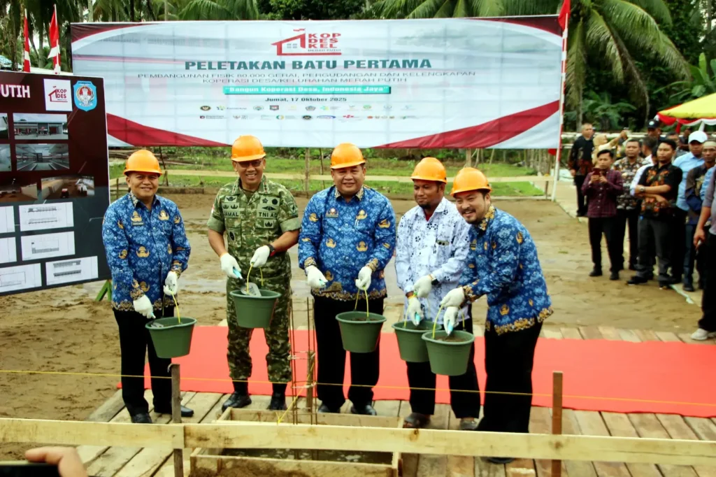 Sekda Kubu Raya Yusran Anizam bersama Dandim 1207/Pontianak Robbi Firdaus saat peletakan batu pertama Gerai Koperasi Desa Merah Putih Punggur Besar