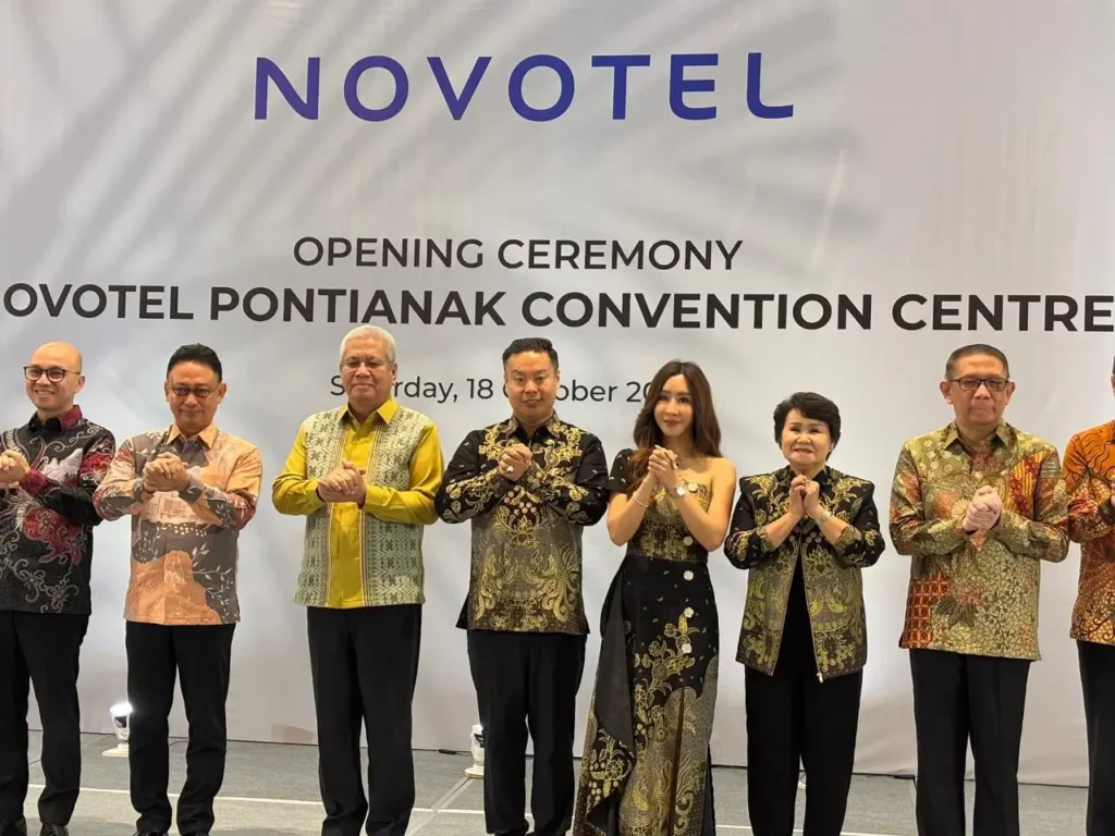 Wali Kota Pontianak Edi Rusdi Kamtono menghadiri soft launching Novotel Pontianak Convention Center.