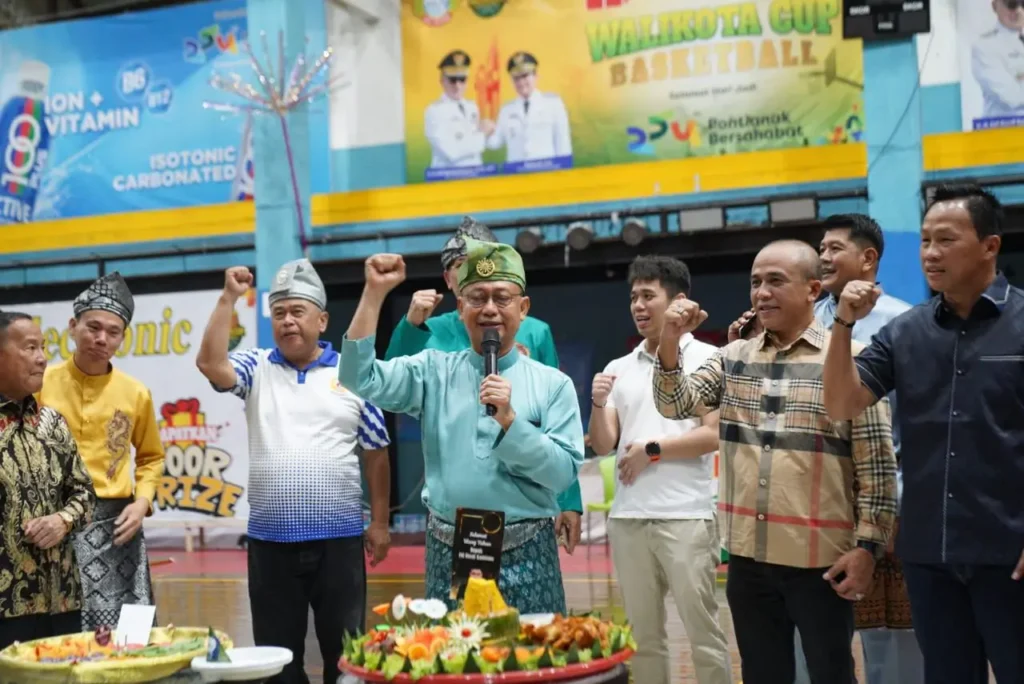 Wali Kota Pontianak Edi Rusdi Kamtono membuka Kejuaraan Bola Basket Wali Kota Cup 2025 dalam rangka memeriahkan Hari Jadi ke-254 Pontianak.