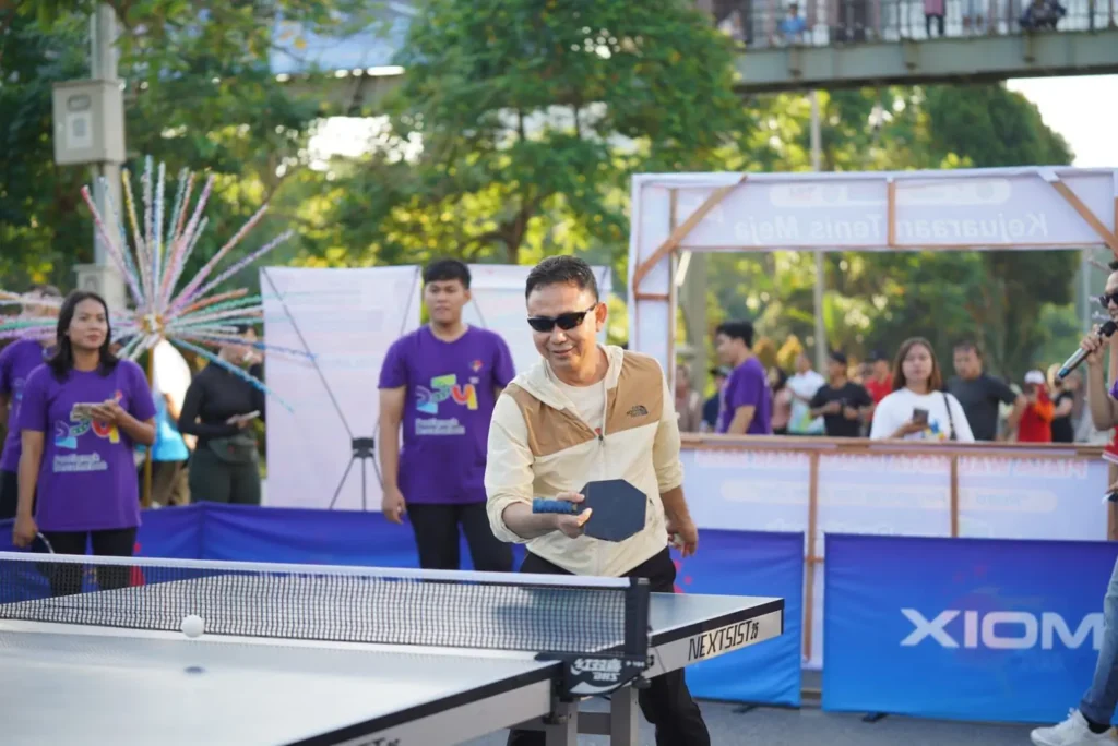 Wali Kota Pontianak Edi Rusdi Kamtono saat unjuk kebolehan bermain tenis meja di 'Road to Pingpong CFD'.
