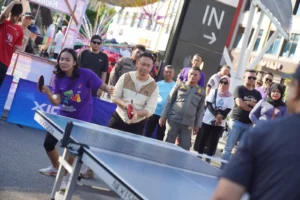 Wali Kota Pontianak Edi Rusdi Kamtono saat unjuk kebolehan bermain tenis meja di 'Road to Pingpong CFD'.