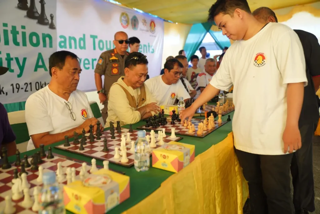 Master Fide, Muhammad Kamalsyah melawan 28 pecatur pada Fun Chess Exhibition and Tournament 2025, salah satunya Wali Kota Pontianak Edi Rusdi Kamtono.