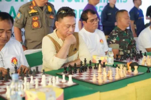 Master Fide, Muhammad Kamalsyah melawan 28 pecatur pada Fun Chess Exhibition and Tournament 2025, salah satunya Wali Kota Pontianak Edi Rusdi Kamtono.