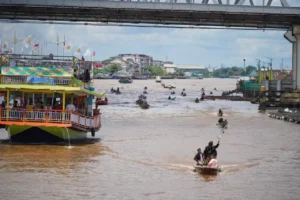 Karnaval Air menjadi tradisi menyambut Hari Jadi Pontianak untuk mengenang asal muasal berdirinya Pontianak.