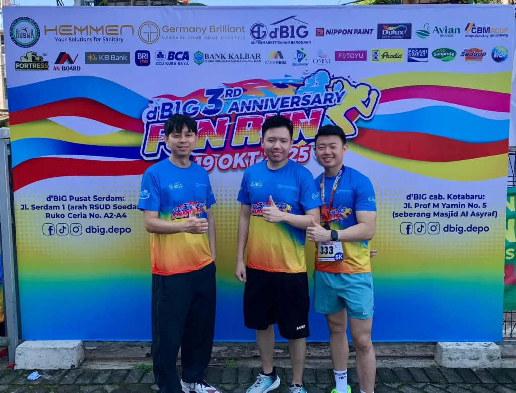 Momen Pemotongan Tumpeng perayaan ke-3 tahun DBIG , oleh Direktur DBIG Albert Gunawan, CEO DBIG Budiono, dan Direktur D’Big, Andrew Gunawan.