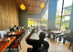 Suasana workshop Essential Play Vol. 1 di Haruna Café Pontianak dengan peserta mengikuti sesi manajemen panggung