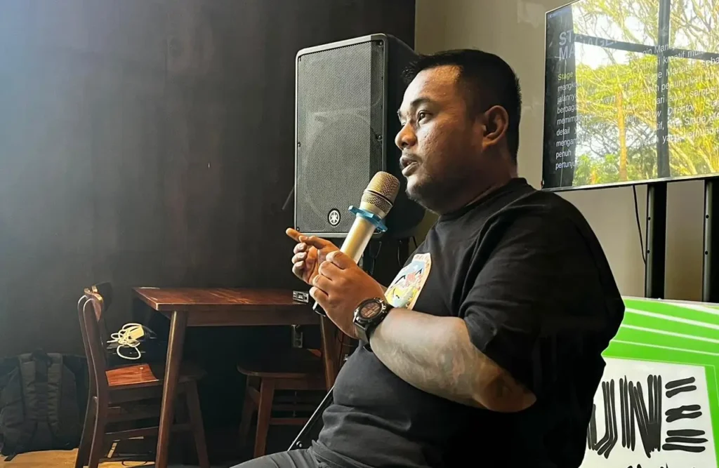 Nasrullah dari Silam Event Service menjelaskan materi manajemen panggung dalam Essential Play Pontianak