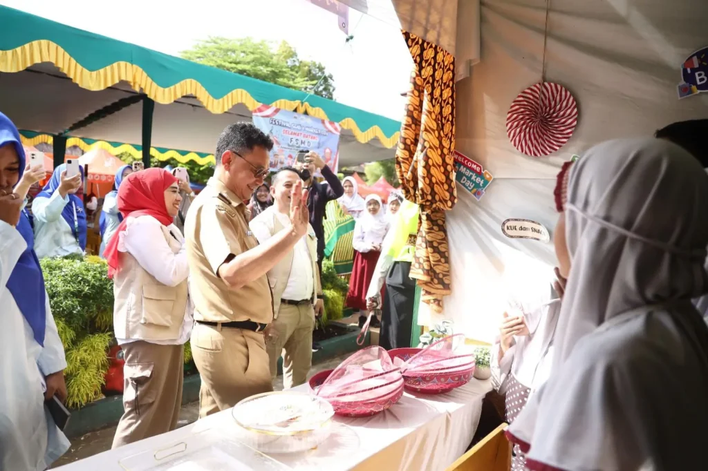 Wali Kota Pontianak Edi Rusdi Kamtono melihat hasil kreativitas dan produk-produk yang dijual oleh siswa-siswi SD Bawamai.