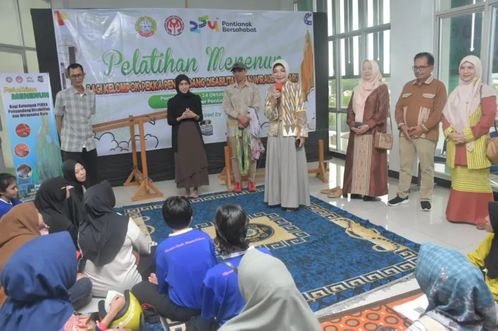 Ketua Dekranasda Kota Pontianak Yanieta Arbiastutie memberikan arahan kepada peserta pelatihan Workshop Trend Fashion 2026 di Gedung UMKM Center.