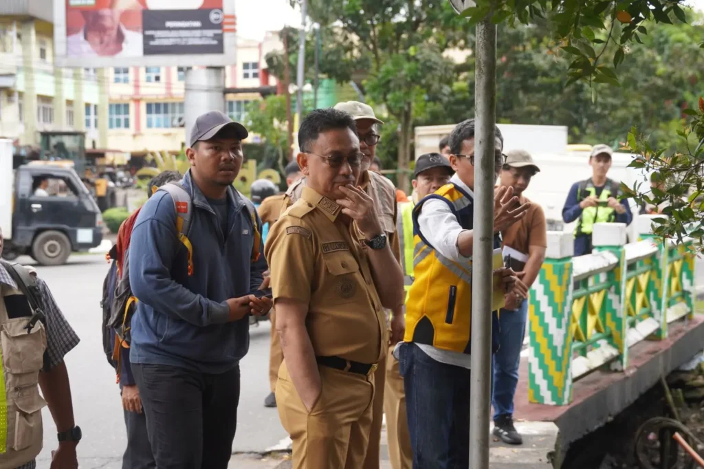 Wali Kota Pontianak Edi Rusdi Kamtono saat meninjau lokasi penataan trotoar.
