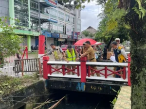 Wali Kota Pontianak Edi Rusdi Kamtono saat meninjau lokasi penataan trotoar.