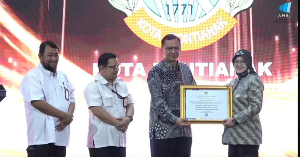 Kepala Dinas Perpustakaan dan Kearsipan Kota Pontianak Rendrayani menerima piagam penghargaan Terbaik Kedua Kluster Kota Wilayah I Penyelenggaraan Kearsipan Tahun 2024 dari Arsip Nasional RI.