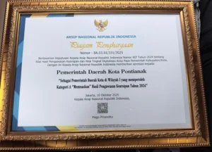 Kepala Dinas Perpustakaan dan Kearsipan Kota Pontianak Rendrayani menerima piagam penghargaan Terbaik Kedua Kluster Kota Wilayah I Penyelenggaraan Kearsipan Tahun 2024 dari Arsip Nasional RI.