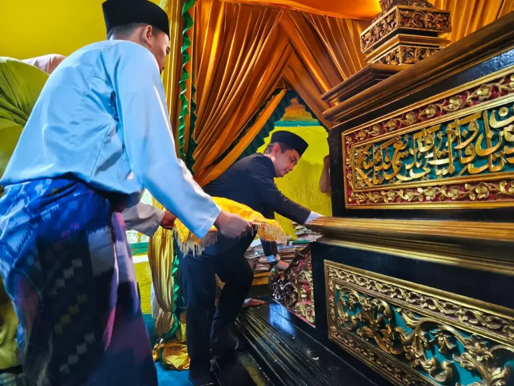 Wakil Wali Kota Pontianak Bahasan melakukan tabur bunga di atas makam pendiri Pontianak, Sultan Syarif Abdurrahman Alkadrie.