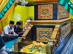 Wakil Wali Kota Pontianak Bahasan turut membacakan Surah Yasin saat berziarah ke Makam Kesultanan Pontianak.