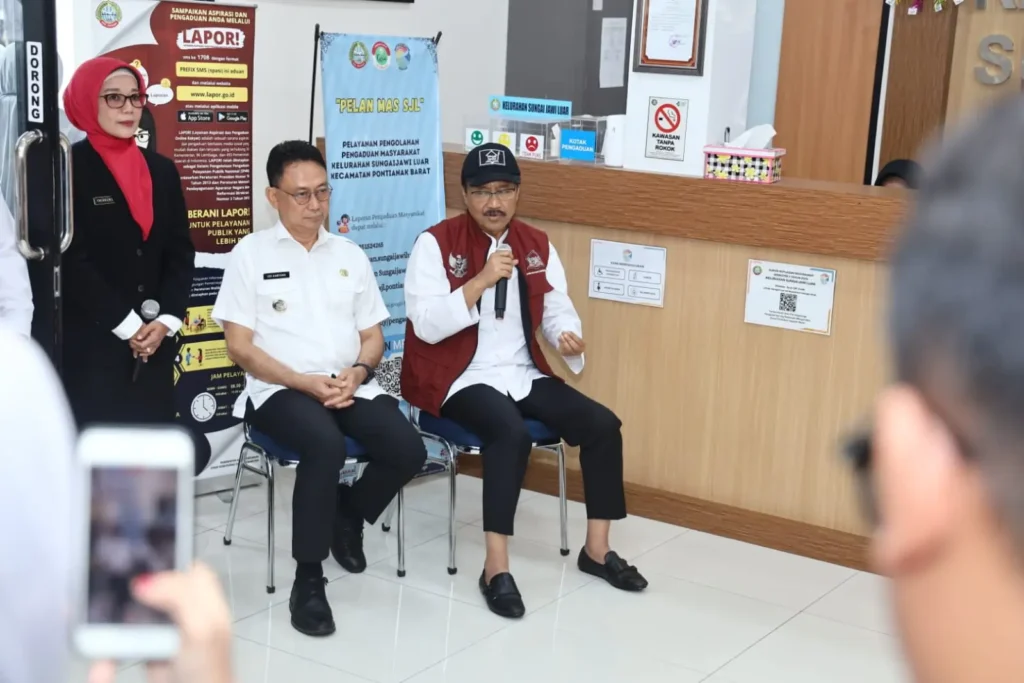 Gus Ipul berdialog dengan penerima manfaat bantuan sosial di Pontianak. (Prokopim Pontianak)