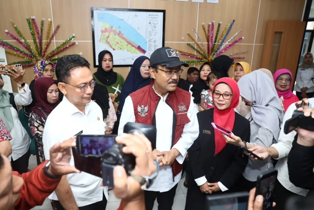 Mensos Gus Ipul meninjau layanan Puskesos di Kelurahan Sungai Jawi Luar, Kota Pontianak