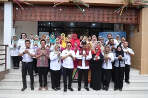 Kunjungan kerja Mensos RI ke Puskesos Pontianak untuk meninjau pemutakhiran data kesejahteraan sosial.