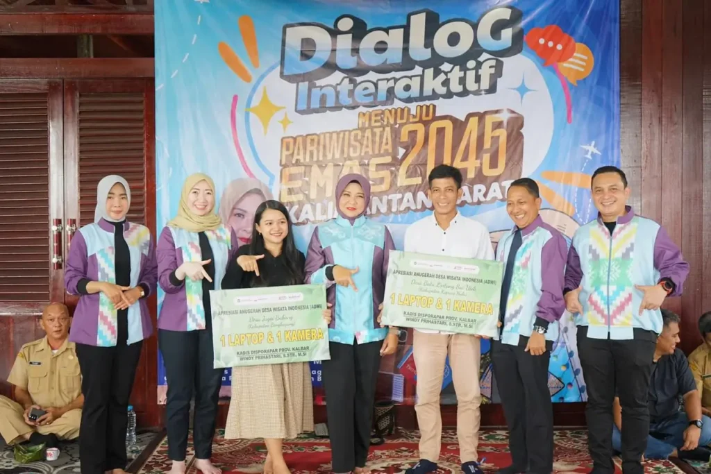 Suasana kegiatan Disporapar Kalbar di Desa Wisata Kampung Caping dalam rangka mendukung Pariwisata Emas 2045.