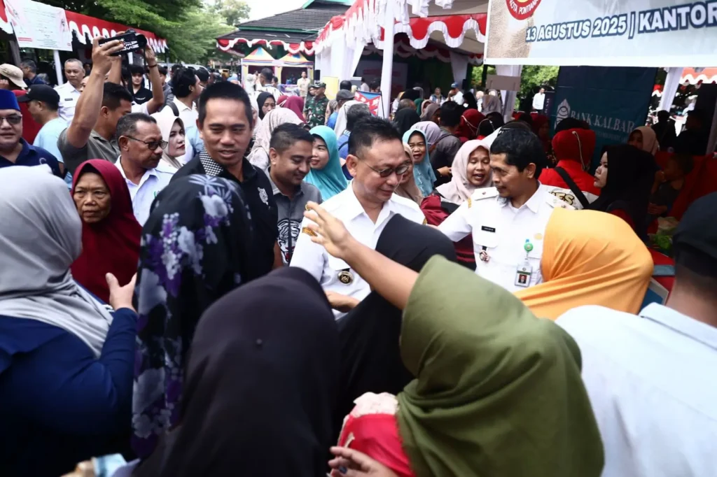 Wali Kota Pontianak Edi Rusdi Kamtono meninjau kegiatan pasar murah dalam rangka HUT ke-254 Pontianak.