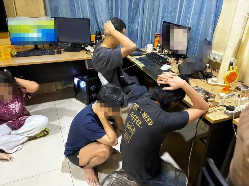 Petugas Imigrasi Malaysia mengamankan 20 warga Indonesia dalam penggerebekan markas judi online di Sarawak.