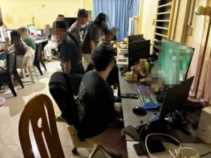 Petugas Imigrasi Malaysia mengamankan 20 warga Indonesia dalam penggerebekan markas judi online di Sarawak.