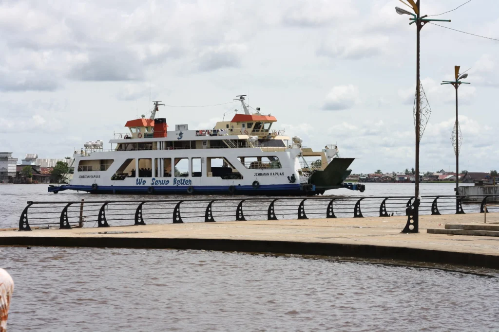 Kapal Ferry KMP Jembatan Kapuas bersandar di dermaga penyeberangan Bardan–Siantan usai selesai perawatan tahunan