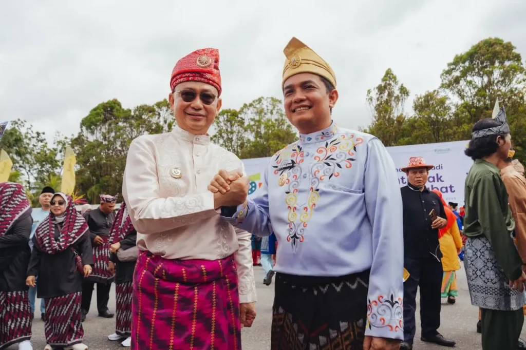Wali Kota Pontianak Edi Rusdi Kamtono dan Wakil Wali Kota Bahasan salam 'Pontianak Bersahabat'