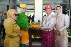 Wali Kota Pontianak Edi Rusdi Kamtono menyerahkan Nasi Adab Ayam Panggang kepada Sultan Pontianak, Sultan Syarif Mahmud Melvin Alkadrie.