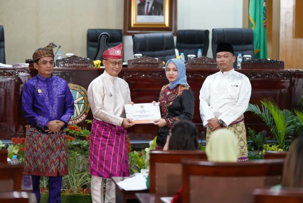 Wali Kota Pontianak Edi Rusdi Kamtono menyerahkan Raperda APBD 2026 beserta Nota Keuangan kepada Wakil Ketua DPRD Kota Pontianak. Bebby Nailufa.