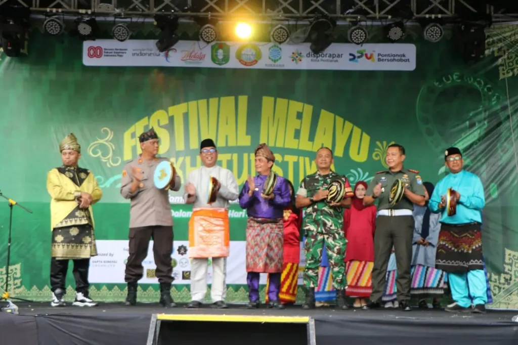 Pemukulan tar menandai dimulainya Festival Melayu Khatulistiwa 2025.