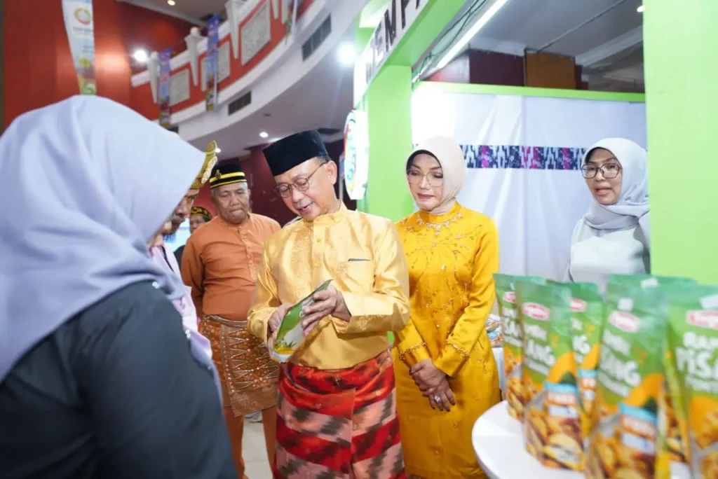 Wali Kota Pontianak Edi Rusdi Kamtono saat meninjau stand-stand Pontianak Expo International Exhibition 2025 di PCC.