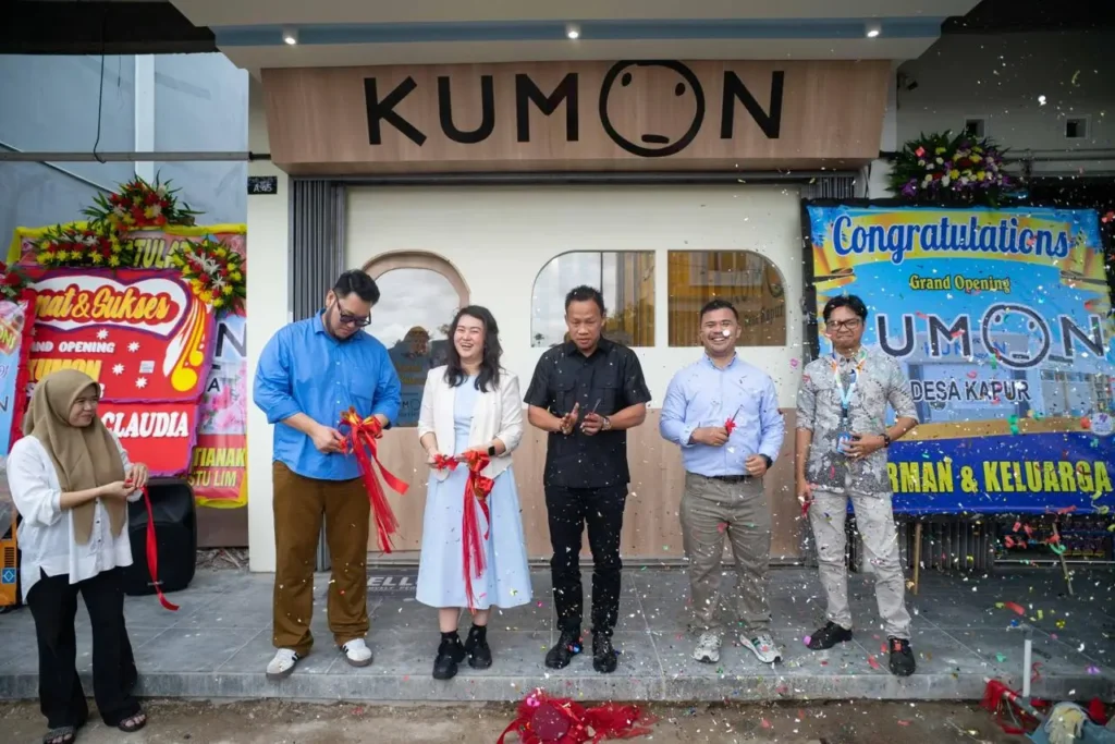 Suasana grand opening Kumon Desa Kapur di Kubu Raya.