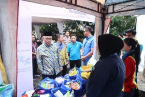 Sekretaris Daerah Kota Pontianak Amirullah saat meninjau Pasar Murah di halaman Kantor Camat Pontianak Tenggara.