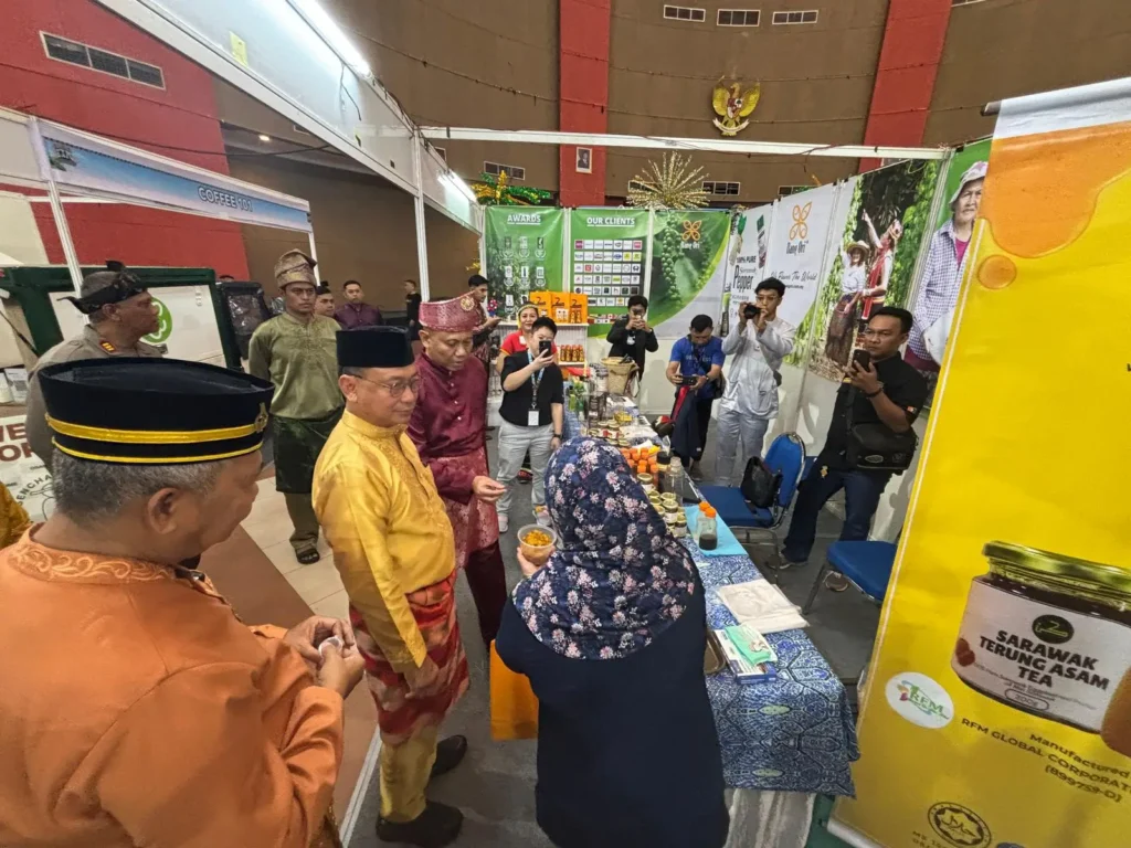 Wali Kota Pontianak Edi Rusdi Kamtono melihat dan mencoba produk lada hitam Sarawak di stan Nang Ori saat Pontianak Expo 2025.