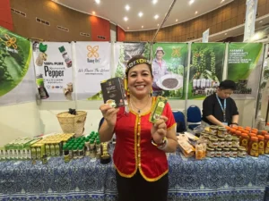 Managing Director Nang Ori, Awin, memperkenalkan produk olahan lada hitam dan putih Sarawak di stan pameran Pontianak Expo 2025.