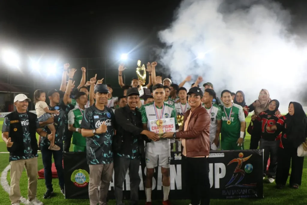 Wakil Wali Kota Pontianak Bahasan menyerahkan secara simbolis hadiah satu ekor sapi kepada Tim Radit FC yang meraih juara Turnamen Mini Soccer Bahasan Cup 2025.