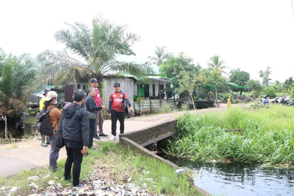 Wakil Wali Kota Pontianak Bahasan saat meninjau gotong royong di Jalan Parit Pangeran Kecamatan Pontianak Utara.
