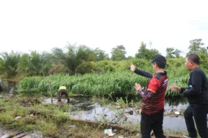 Wakil Wali Kota Pontianak Bahasan saat meninjau gotong royong di Jalan Parit Pangeran Kecamatan Pontianak Utara.