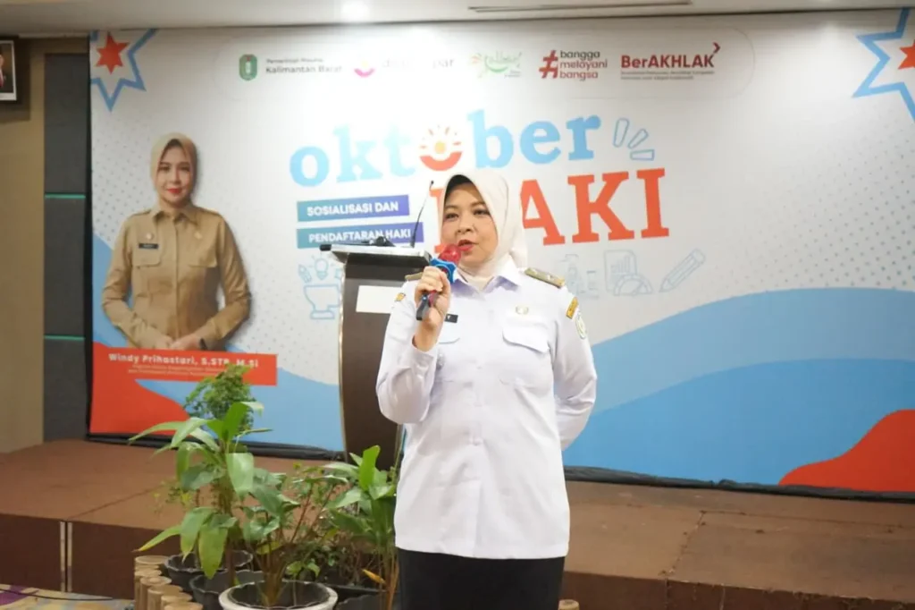 Kadisporapar Kalbar Windy Prihastari membuka kegiatan Oktober HAKI 2025 di Hotel Orchardz Ayani Pontianak bersama pelaku ekonomi kreatif Kalbar.